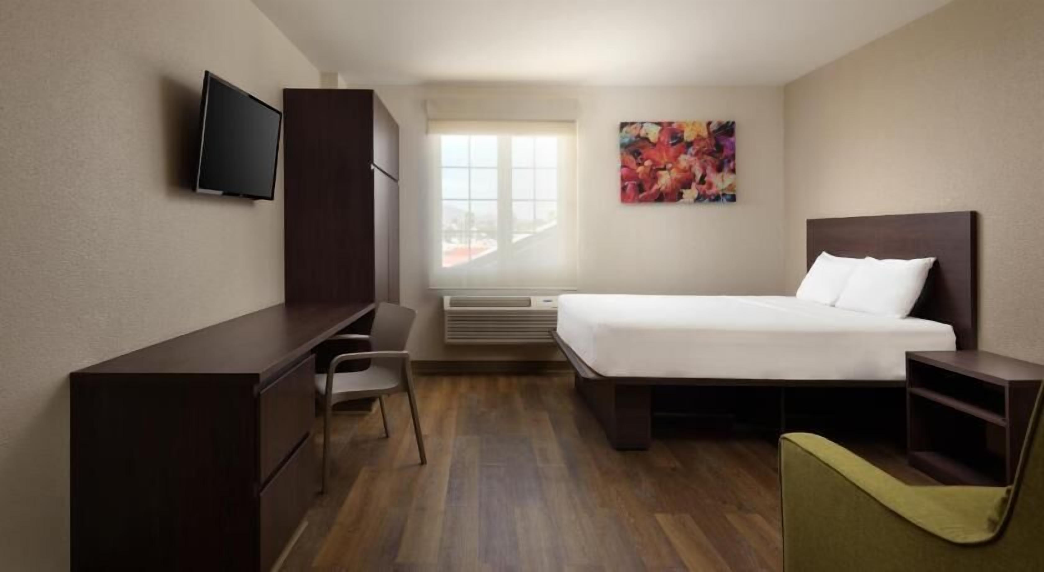 Escritorio, cortinas blackout y ropa de cama 