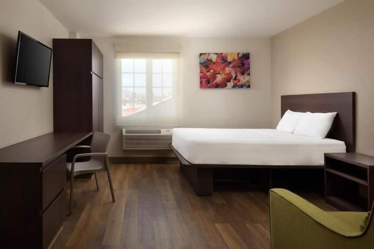 Escritorio, cortinas blackout y ropa de cama
