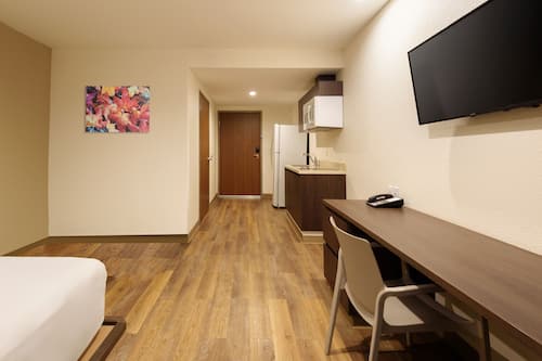 Suite, 1 Queen Bed