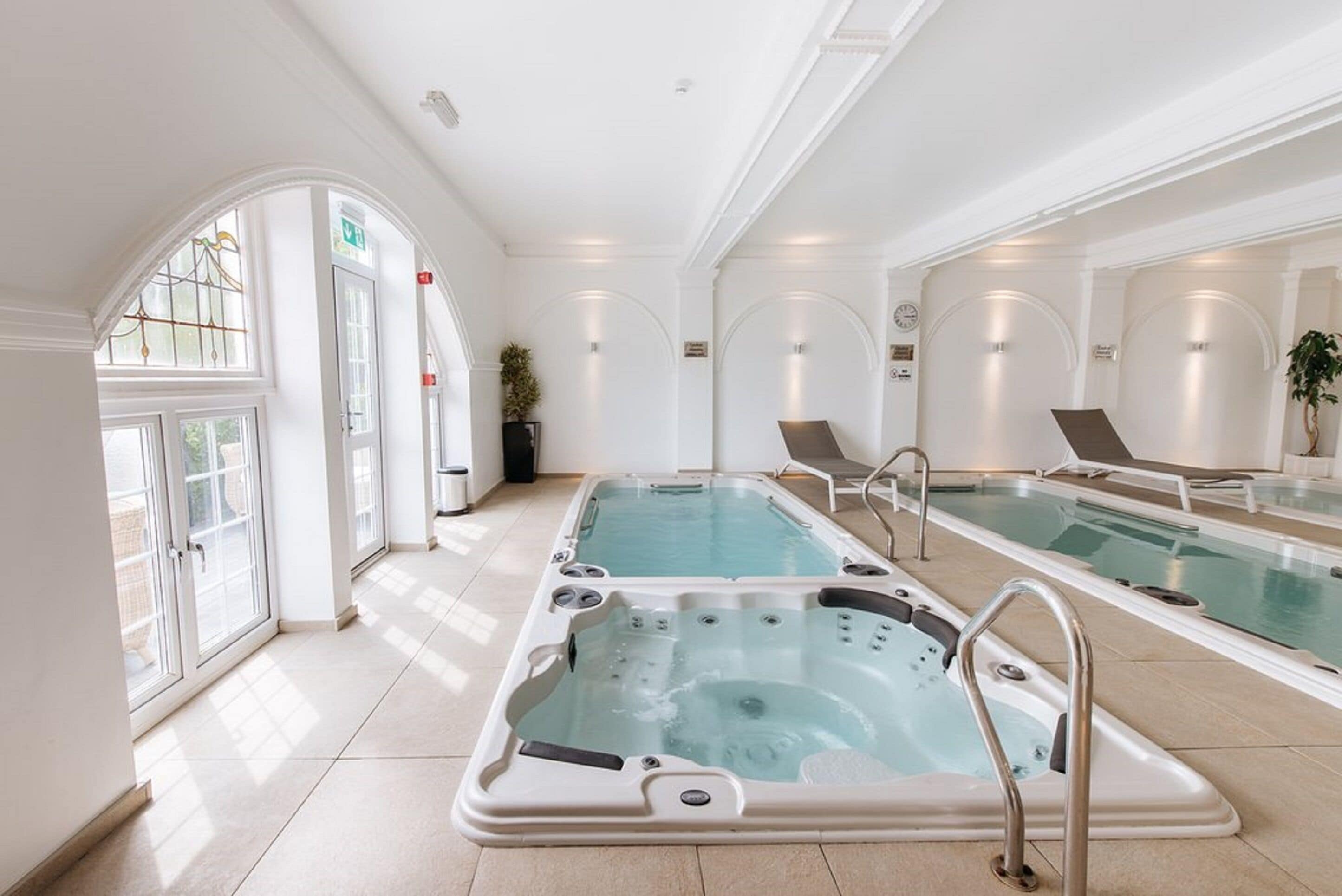 1 treatment room, manicures and pedicures