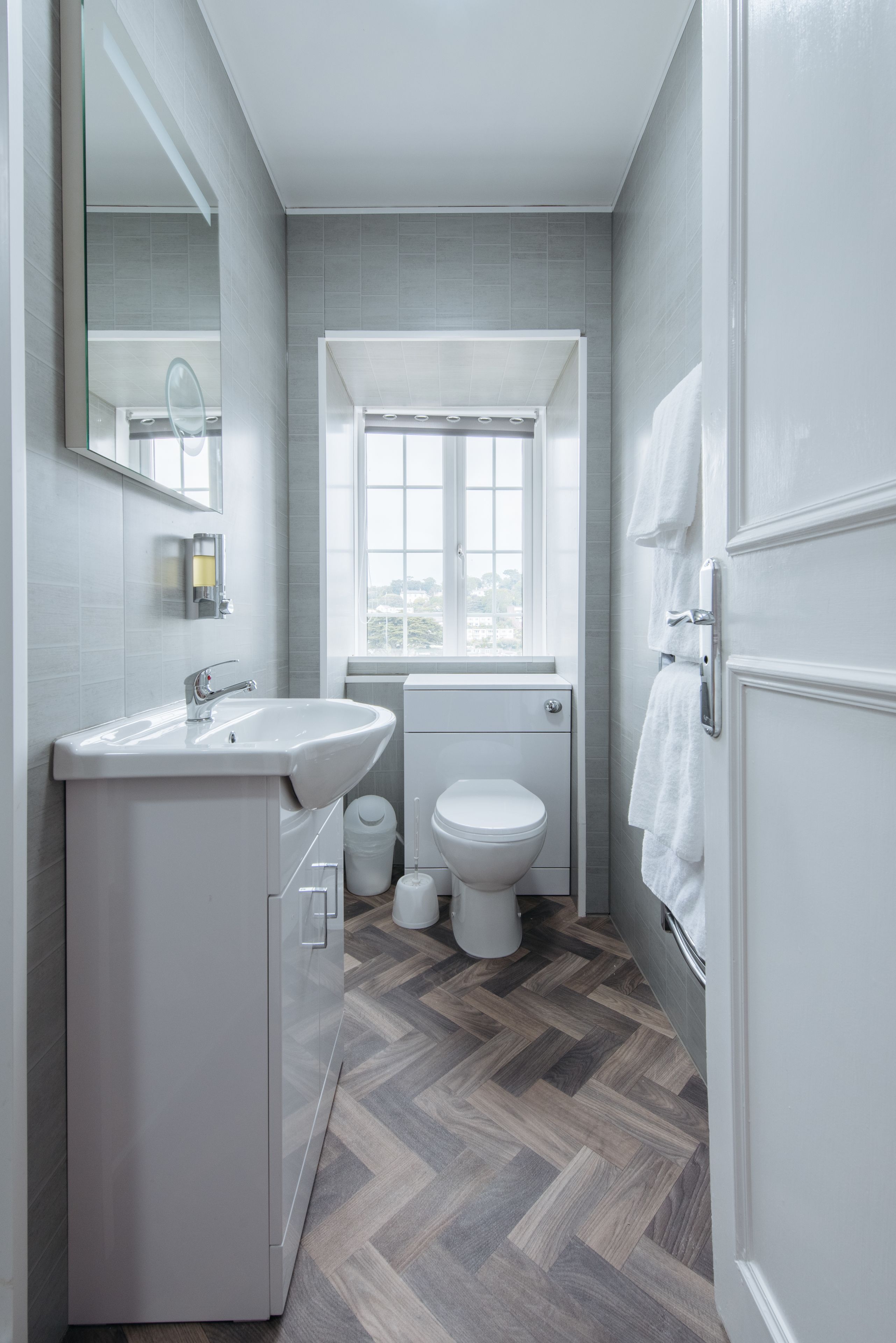 twin room | bathroom | combined shower/bathtub, free toiletries, hair dryer, towels