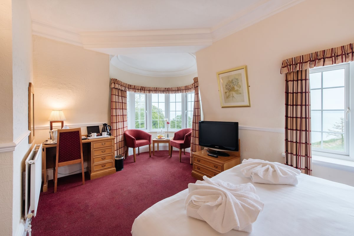 Family Room | Desk, iron/ironing board (on request), WiFi (free)