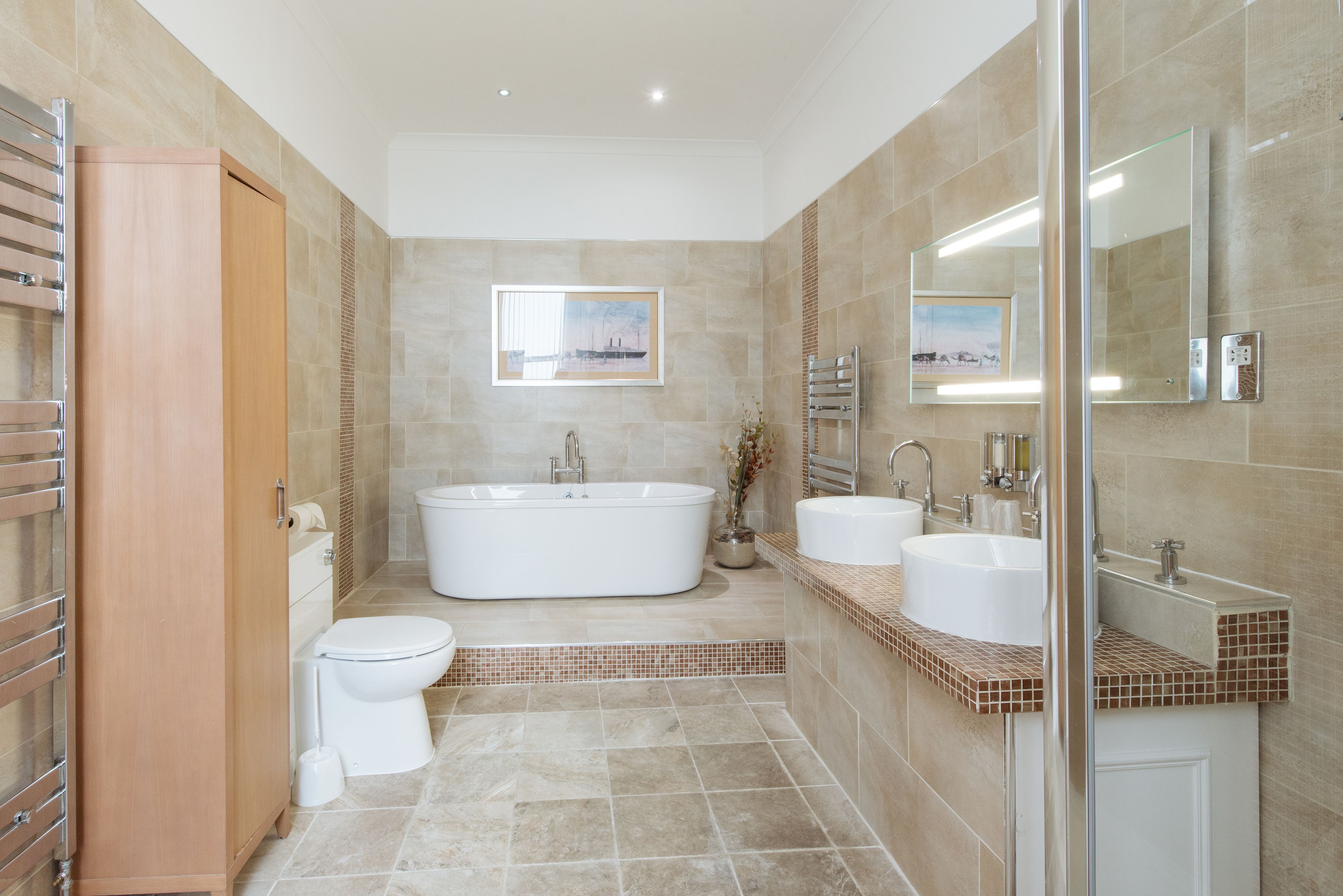 royal ziplink, double or twin room | bathroom | combined shower/bathtub, free toiletries, hair dryer, towels