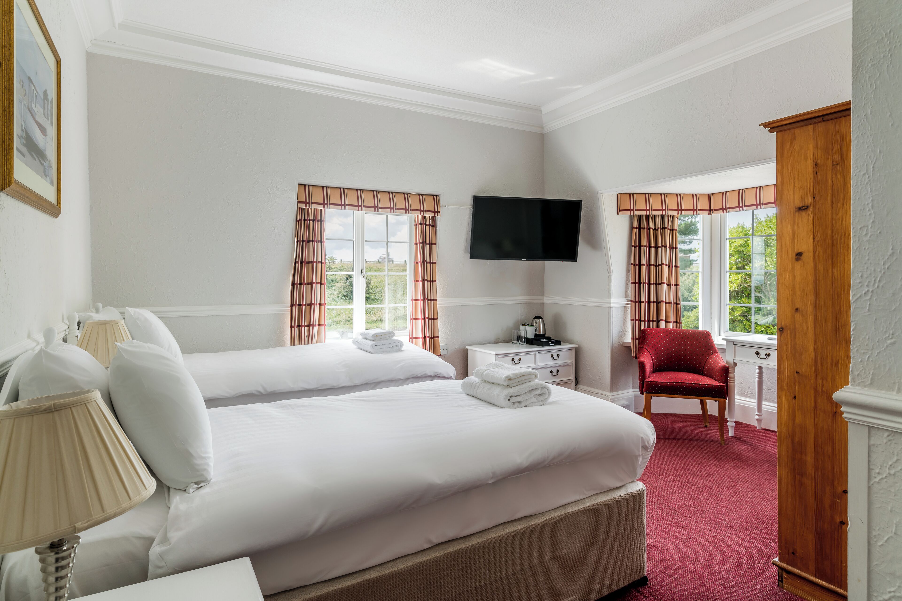 Royal Ziplink, Double or Twin Room | Individually decorated, individually furnished, desk, iron/ironing board