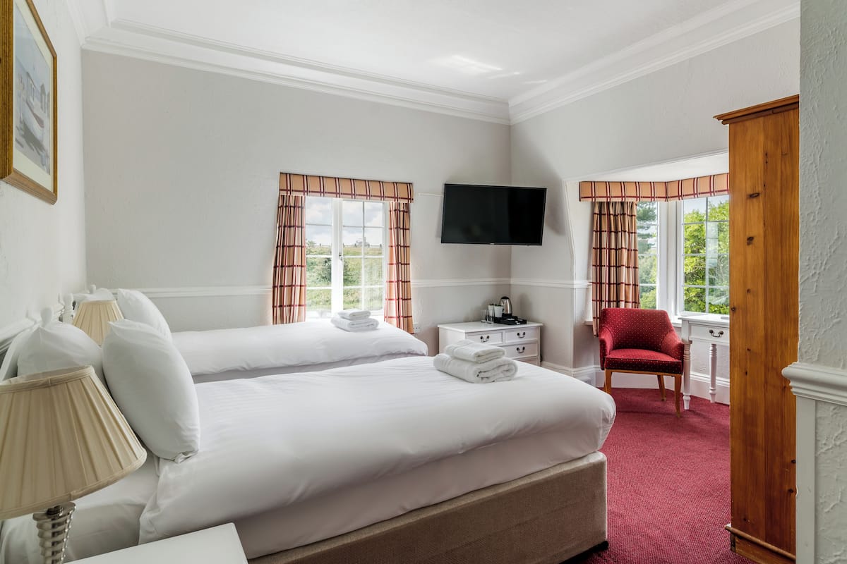 royal ziplink, double or twin room | individually decorated, individually furnished, desk, iron/ironing board