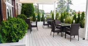 Se sirven desayunos, comidas, cenas y cocina local e internacional 