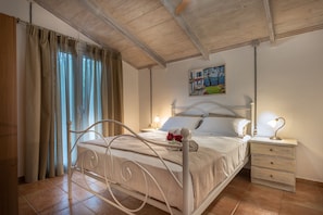 Familie-småhus, 3 soverom | Safe på rommet, individuelt dekorert, lydisolert og strykejern/-brett