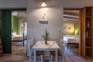 Familievilla, 2 soverom, sjøutsikt | Safe på rommet, individuelt dekorert, lydisolert og strykejern/-brett