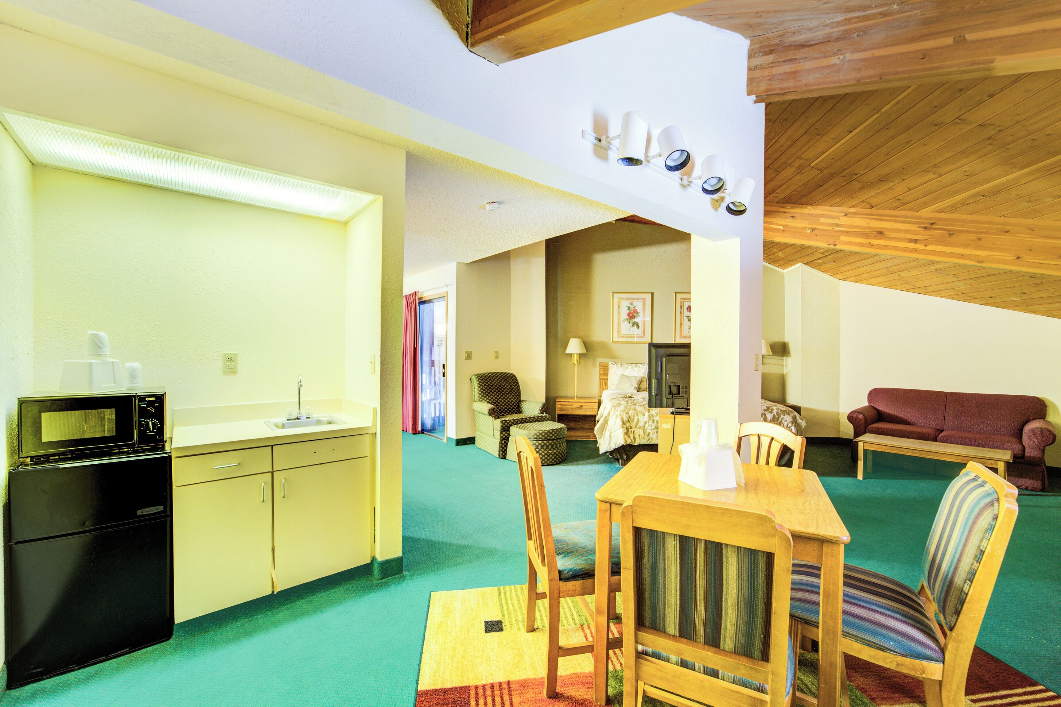 ห้องพัก, เตียงคิงไซส์ 1 เตียง, ปลอดบุหรี่, อ่างน้ำวน | ตู้นิรภัยในห้องพัก, โต๊ะทำงาน, เตารีด/โต๊ะรีดผ้า, Wi-Fi ฟรี