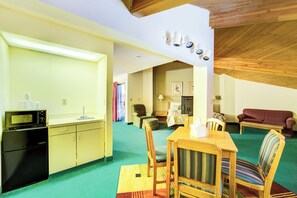 Rom, 1 kingsize-seng, ikke-røyk, massasjebadekar | Safe på rommet, skrivebord, strykejern/-brett og wi-fi (inkludert)