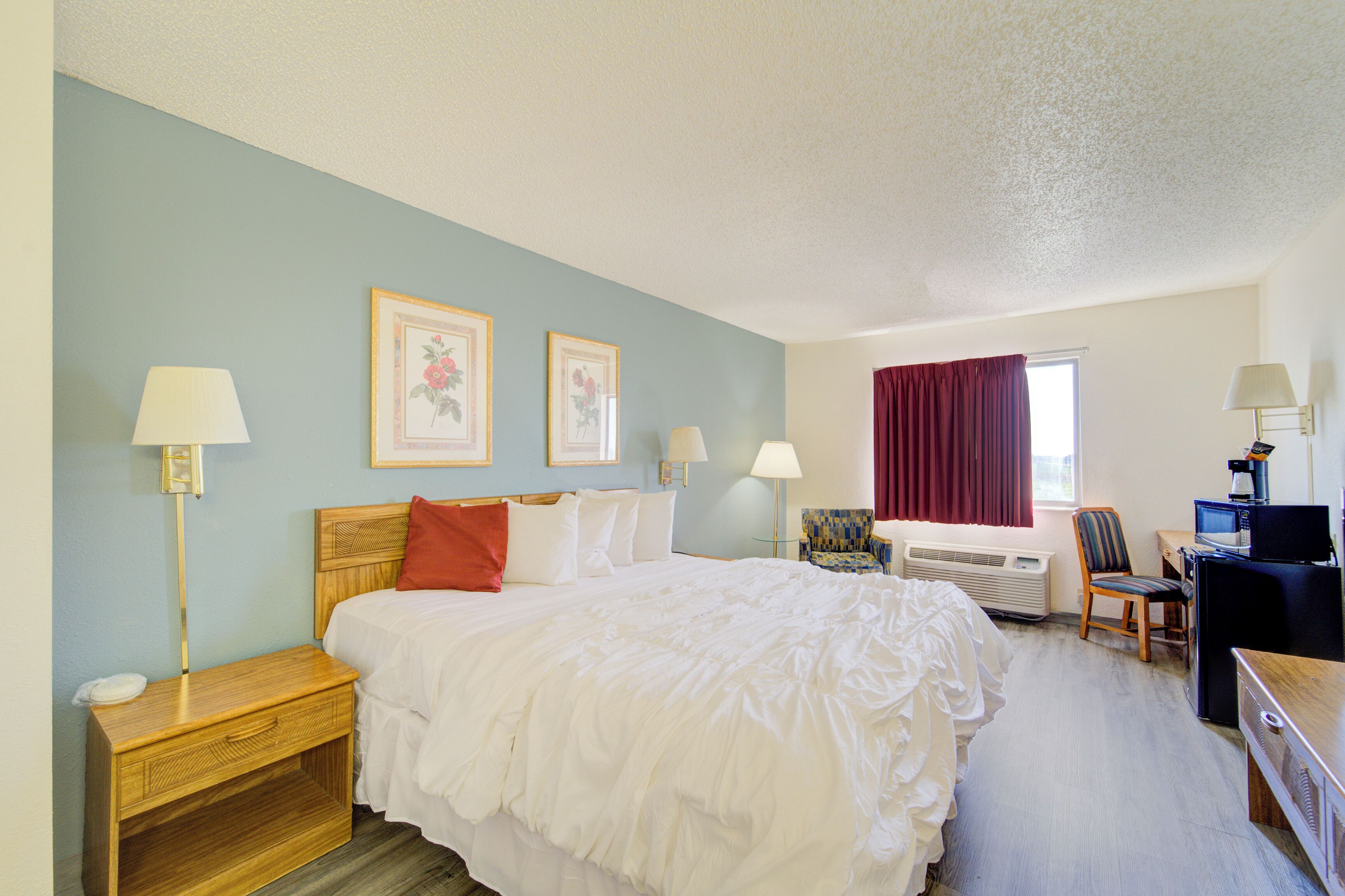 客房, 1 张特大床, 吸烟房 | 客房内保险箱、办公桌、熨斗/熨衣板、免费 WiFi