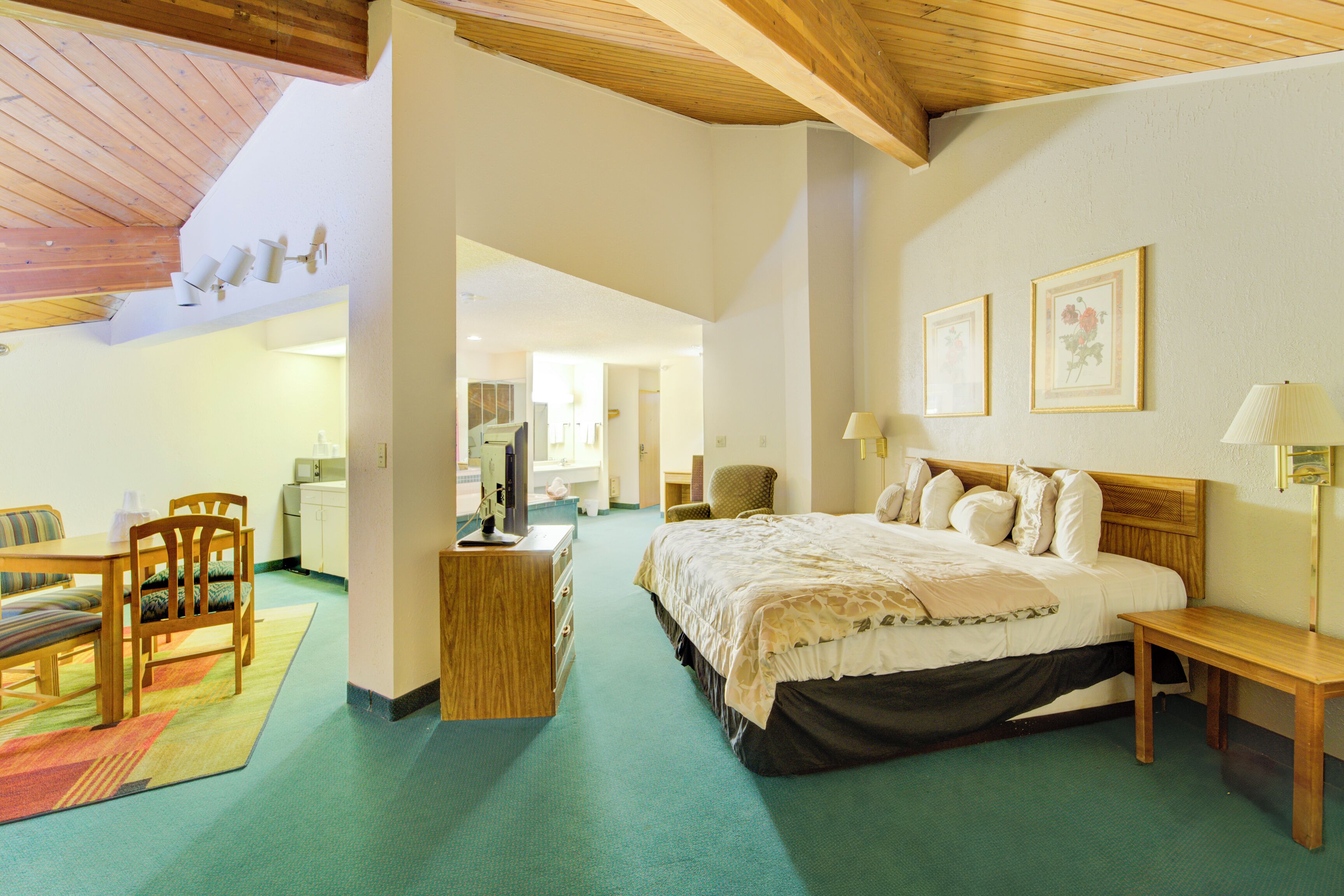 Chambre, 1 très grand lit, non-fumeur, bain à remous