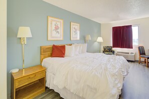 Phòng, 1 giường cỡ king, hút thuốc | Két bảo mật tại phòng, bàn, bàn ủi/dụng cụ ủi quần áo 