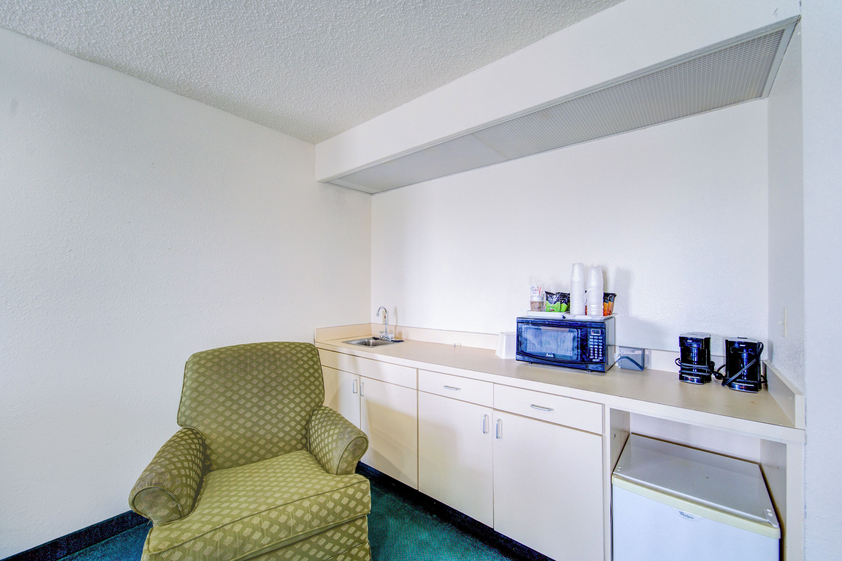 Full Bed Accessible Non-Smoking | Caja de seguridad en la habitación y escritorio 