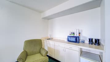 Full Bed Accessible Non-Smoking | Caja de seguridad en la habitación y escritorio