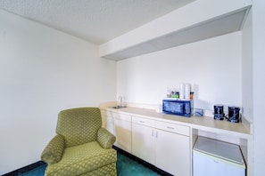 Full Bed Accessible Non-Smoking | Caja de seguridad en la habitación y escritorio