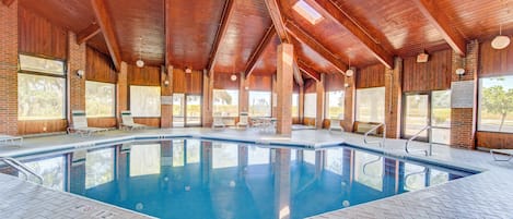 Una piscina cubierta