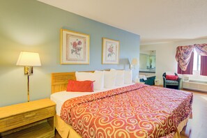 Suite, 1 kingsize-seng, ikke-røyk | Safe på rommet, skrivebord, strykejern/-brett og wi-fi (inkludert)