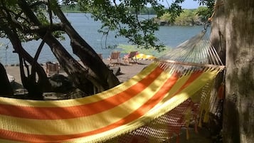 Plage privĂ©e, chaises longues, pĂȘche sur place