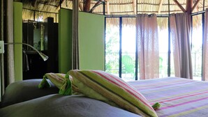 Phòng đôi có tầm nhìn toàn cảnh, 1 phòng ngủ, quang cảnh vịnh, cạnh hồ | Phòng tắm | Buồng tắm vòi sen, đồ dùng nhà tắm miễn phí, khăn tắm, dầu gội 