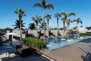 Piscine extérieure, chaises longues