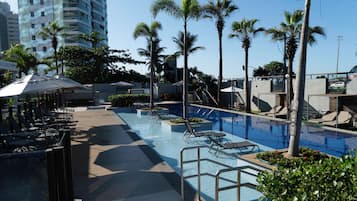 Piscina externa, funciona das 8h às 20h, espreguiçadeiras