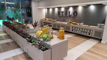 Café da manhã com buffet grátis todos os dias