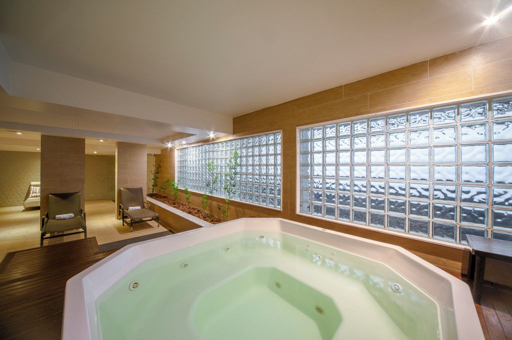 Indoor spa tub