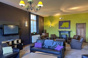 Smart TV, chimenea, reproductor de DVD y futbolito 