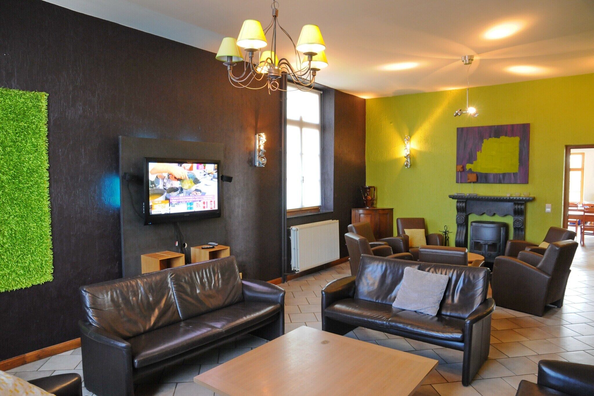 Smart TV, fireplace, DVD player, table football