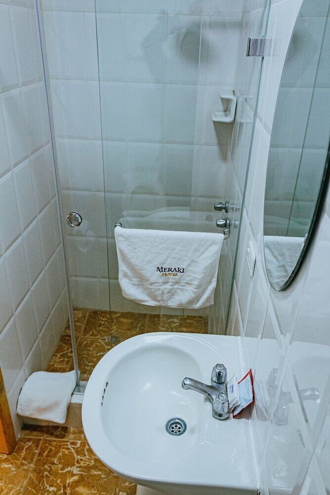 Bathroom | Rainfall showerhead, soap, shampoo, toilet paper