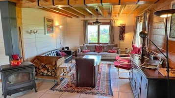 Televisie, een dvd-speler en een tafeltennistafel