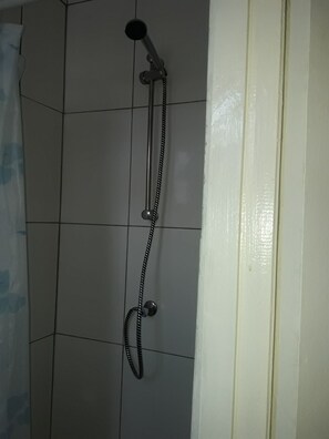 베이직 스튜디오, 침대(여러 개) | 욕실 샤워