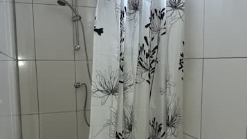 Estudio tradicional | Baño | Regadera y toallas