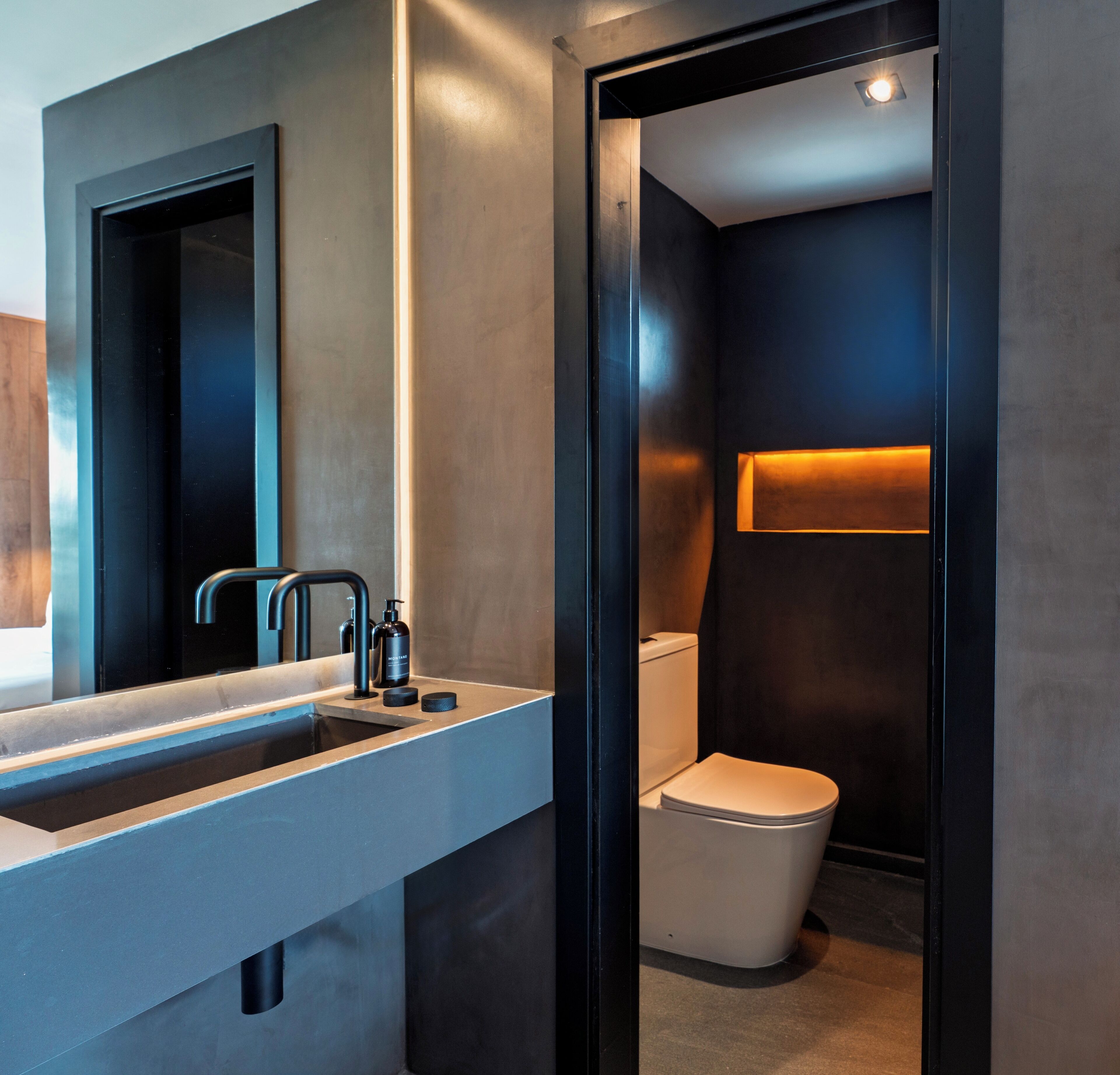 Signature Double Room | Bathroom | Shower, rainfall showerhead, hair dryer, towels