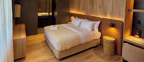 1 bedroom, minibar, desk, laptop workspace