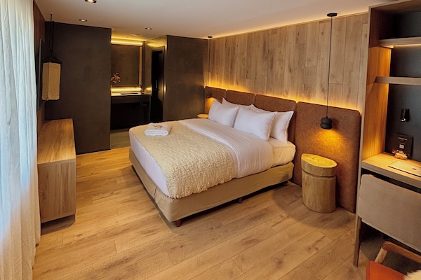 1 bedroom, minibar, desk, laptop workspace