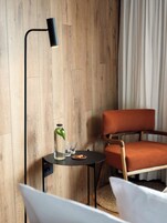 Signature-Doppelzimmer | Wohnbereich | 55-Zoll-Smart-TV mit Digitalempfang, Streaming-Dienste