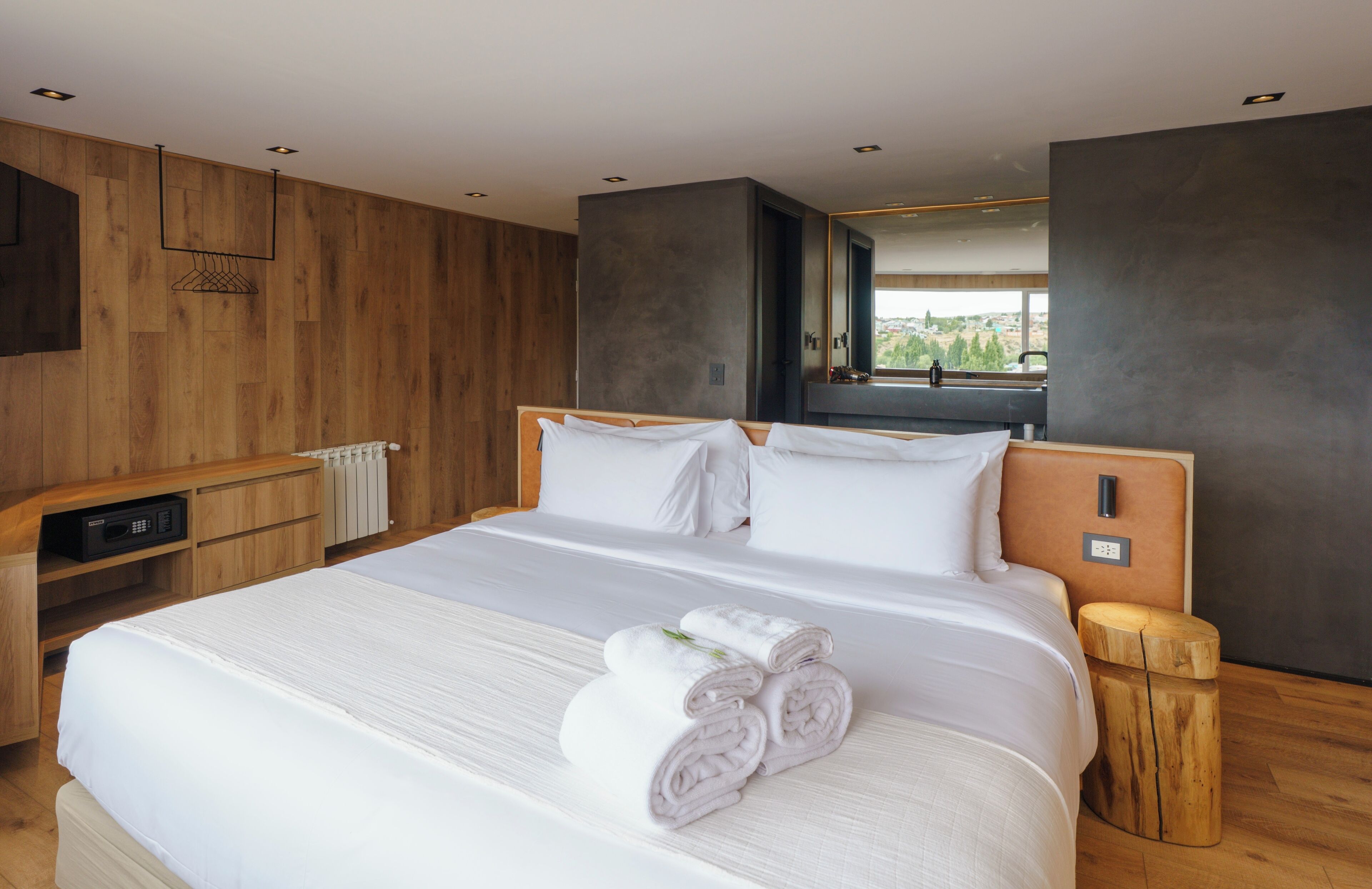 Minibar, escritorio, espacio para trabajar con laptop y wifi gratis 