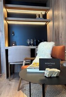 Minibar, desk, laptop workspace, free WiFi