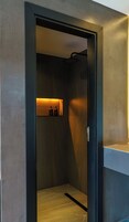 Habitación Signature doble | Baño | Ducha, cabezal de ducha tipo lluvia, secador de pelo y toallas