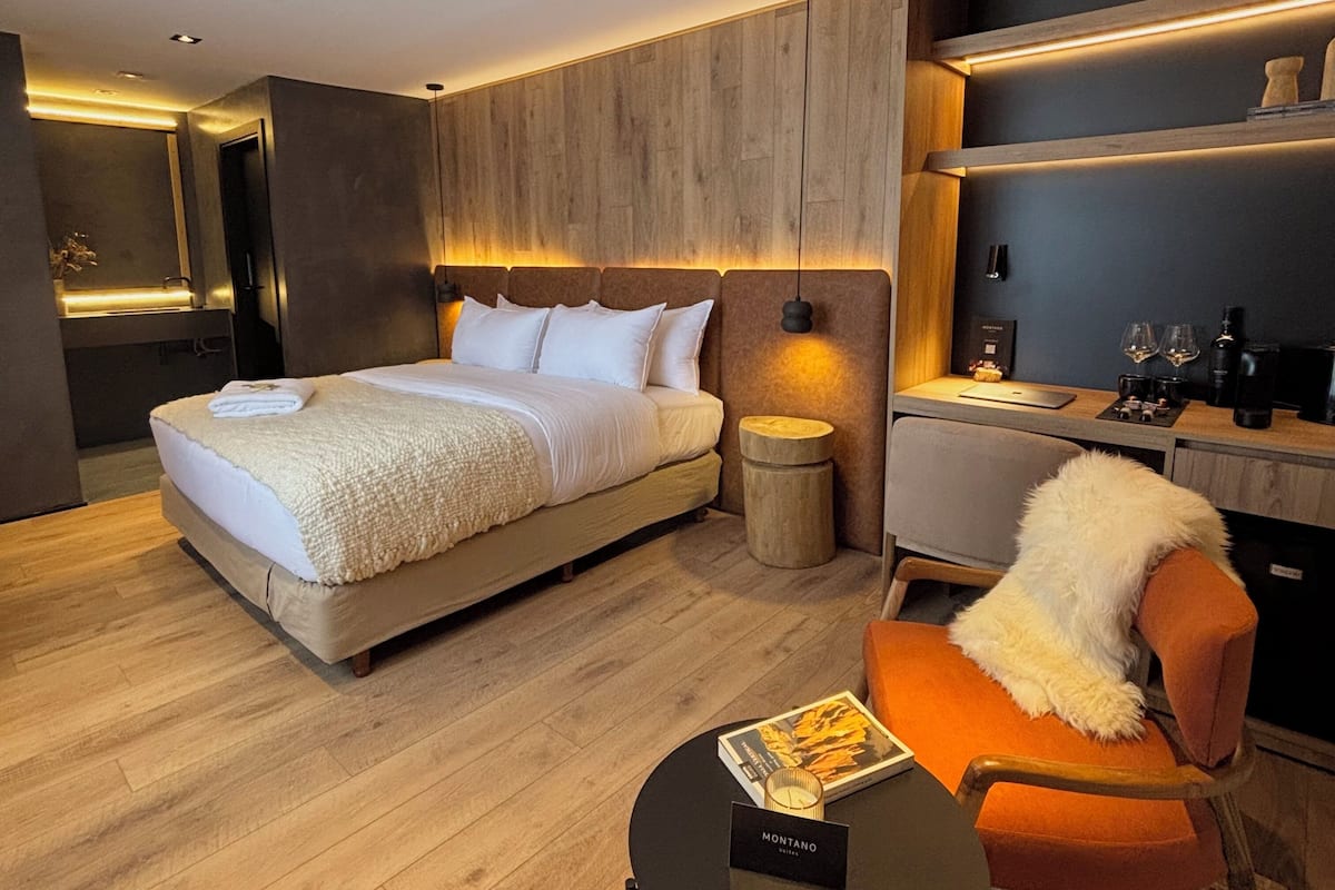 Minibar, desk, laptop workspace, free WiFi