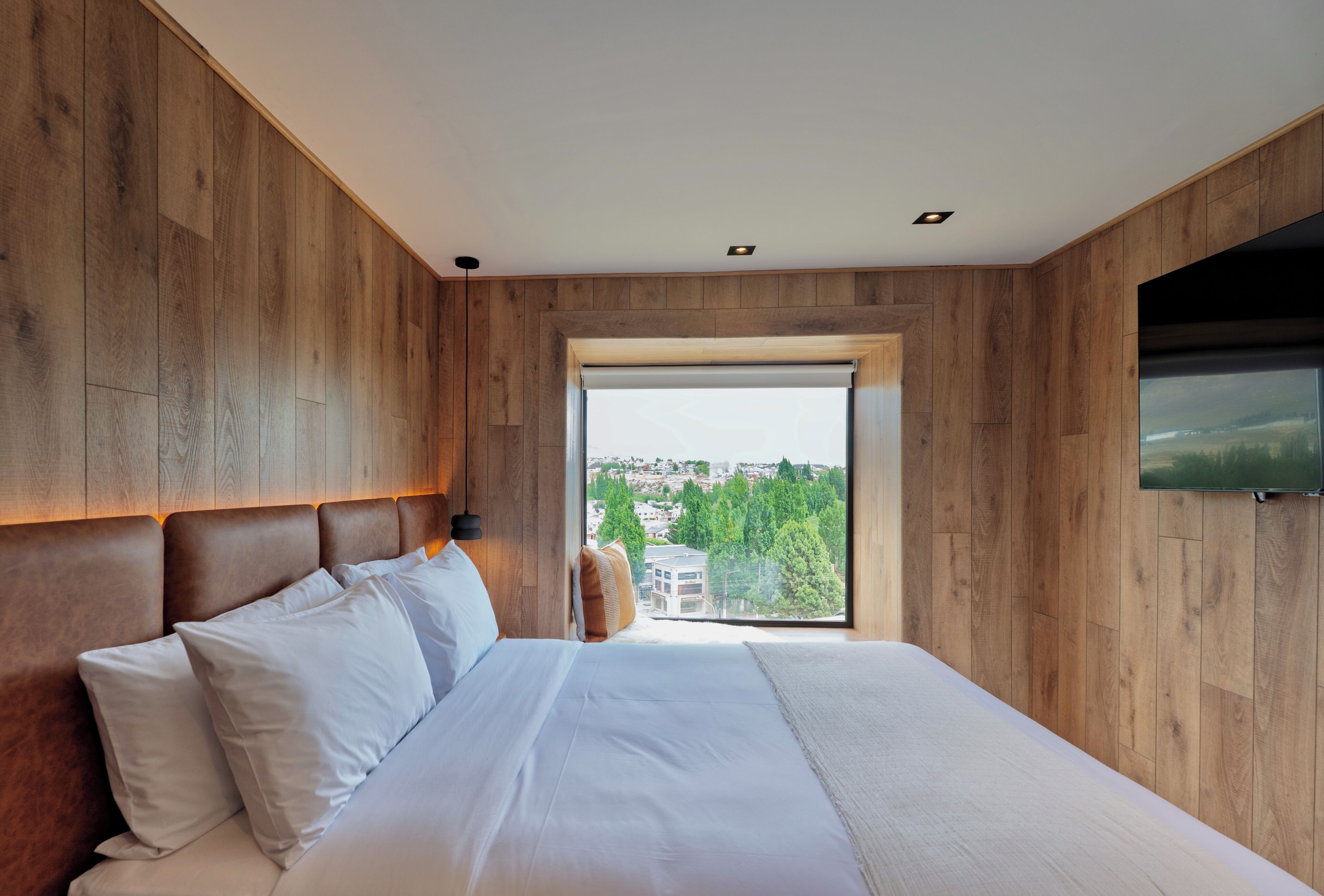 Minibar, escritorio, espacio para trabajar con laptop y wifi gratis 