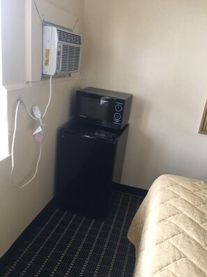 Mini fridge - Kentland Motel (Kentland)