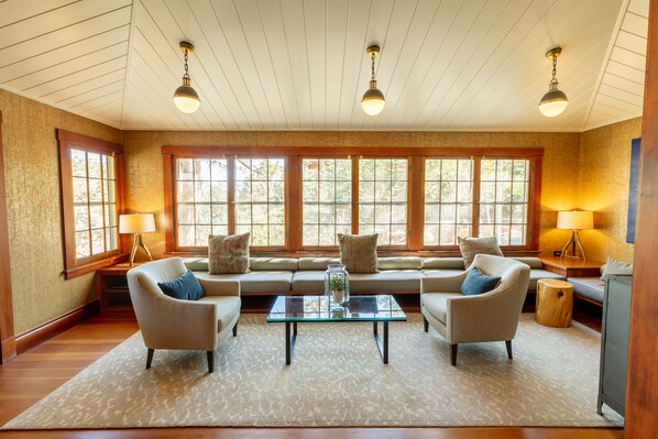 Televisión de pantalla plana y chimenea 