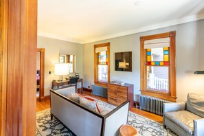 Suite Deluxe (Lodge Deluxe Suite) | Área de sala de estar | Televisión de pantalla plana y chimenea 