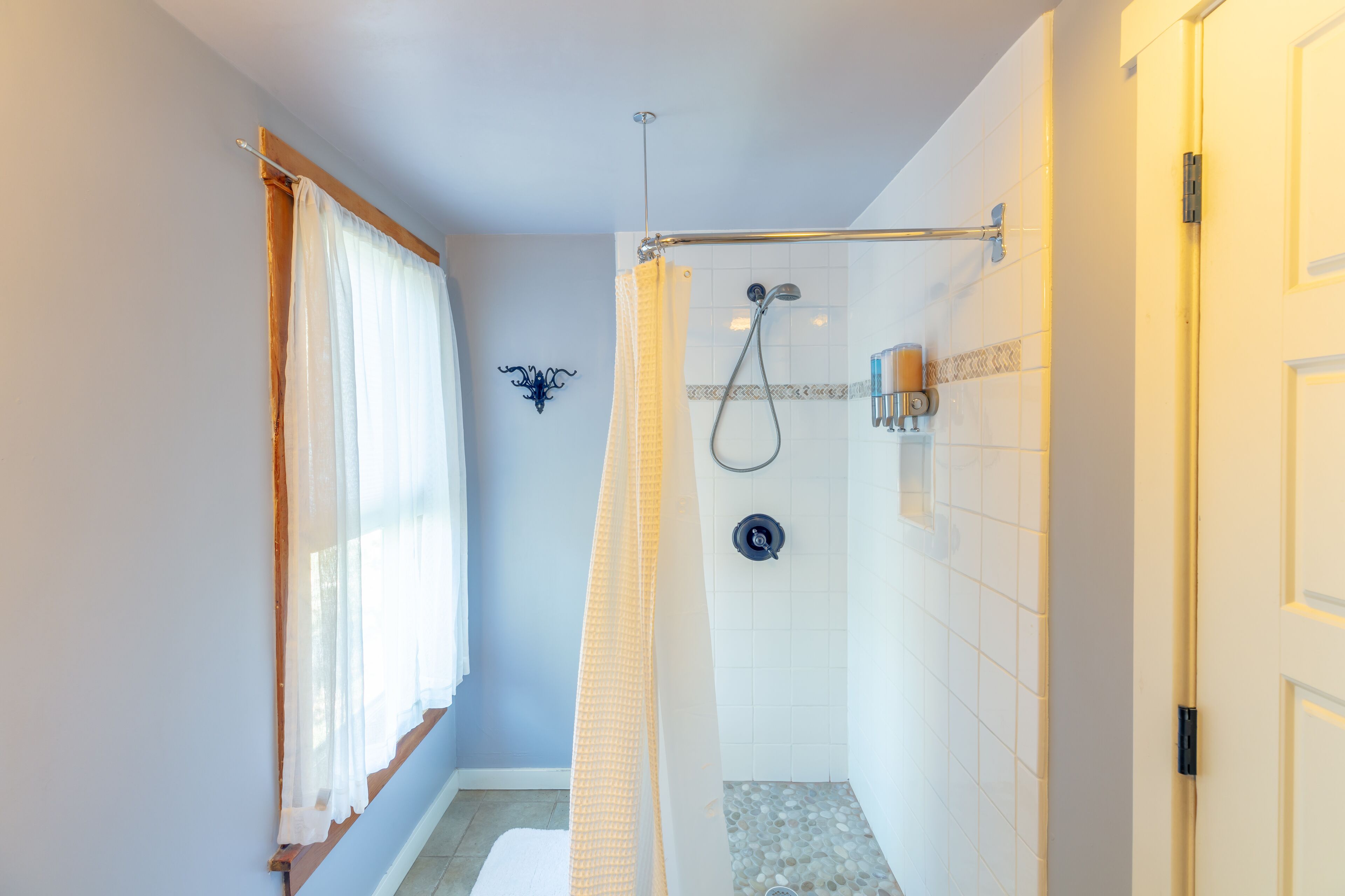 Un baño con ducha, inodoro y lavamanos.