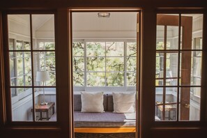 Suite familiare (Lodge Family Suite) | Minibar, una scrivania, ferro/asse da stiro, Wi-Fi gratuito