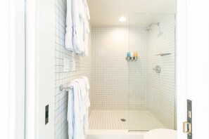Shower, free toiletries, towels - Little Beaver Inn (Green Mountain Falls)