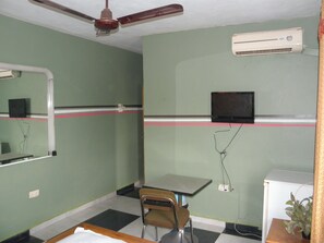 Betten mit Memory-Foam-Matratzen, Schreibtisch